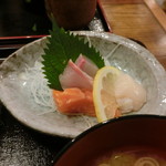 Yoshi kyuu - 大粒カキ牡蠣フライ定食についている刺身