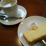 Kafe Yoshino - シフォンケーキ 。コーヒー代だけでついてくる。