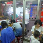 同心大腸蚵仔麵線 - 階下は狭いのが珠に疵。２階席もあります。