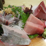 海鮮めし屋 磯人 - 刺身三種とよりぬき鯵たたきとフライ（鯵・わらさ・海老）定食