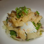 お刺身紋甲イカの湯引きと生野菜のナンプラーソース和え