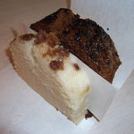 餅工房 おくやま - 手前、くるみの載った白雁月、奥、ゴマの載った黒雁月。いずれも一個\95