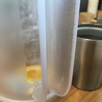 麺屋 猪一 離れ - お水にはオレンジ