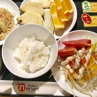 本格肉料理 丸小 - ランチで、ごはん・味噌汁・サラダ・フルーツの食べ放題