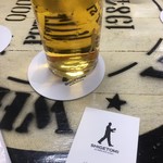 ビールスタンド重富 - 樽のテーブルも味があります お店の名刺と絶品のビールと共に