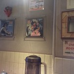 カリーライス専門店エチオピア - レコードのジャケットが飾られている。