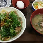 すき家 - ねぎ玉牛丼、中盛り　あさり汁･お新香セット