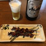 うなぎ かわかみ - 勿論！食前に肝串。
      肝串にチンカチンカの冷っこいルービー・・・
      
      これほど素晴らしい絵面って他にあろうか？？？
      
      サッポロだったらもっと素晴らしいとアタシは思う。
      
      
      
      