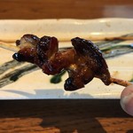 うなぎ かわかみ - 肝串も熱々！表面カリっとそして肝独特のあの食感❤️
      そして味・・・白飯に10本分くらいガバっとのっけてブワァ〜っと掻っ込みたいくらい美味い！
      こんな時にチンカチンカの冷っこいルービー飲めないなんてぇ〜♪