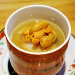 明道町中国菜 一星 - 雲丹のスープ、下は茶わん蒸し、蛤、山ウド