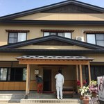 うなぎ かわかみ - 11:30からの店ですが、10:00に到着。
      そこら辺で時間潰して30分前に行ってポールポジション。相棒のポップコーンは虫でも見つけたか？？？
      注文決まってれば開店前に注文可能。
      そこからの40分。
      