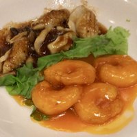 萬珍樓 本店 - 海老と松笠イカの二種作り(朱雀コース)