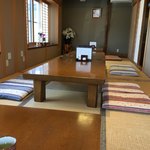 うなぎ かわかみ - 小上がりでいただいた。
      
      スッキリしたタレと深蒸しで柔らかく、熱々で供されるうなぎ。
      
      鰻の風味もしっかりあった。
      
      鰻好きな息子と娘連れてまた行きたい。
      
      何度でも行きたい。
      
      
      
      