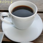 Patisserie T'S Cafe Tamaya - お店に着いたのは17時過ぎ、ドリンク位かなぁと見るとマカロンがある☆彡
      カプチーノ(600円)とホットコーヒー(500円)、それにピスタチオのマカロン(200円)♪
      ホットコーヒーも美味しいねぇ！