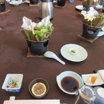 春帆楼 - 円卓式のテーブルに座ると既にフグチリや刺身のセットがテーブルに並べてありました。