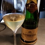 リュミエール - この日のグラスシャンパンはフランソワ・ジロー・レゼルヴ・ブラン・ド・ブラン
            
            シャルドネ100%、原酒とリザーブワインとで調合したモノ
            
            柔らかな味わいで、奇妙な香り等無く、なかなか美味しい。