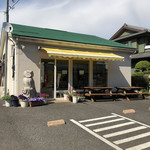 roll kaigan - 農家の敷地にあるお店です