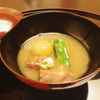 青山浅田 - 煮物
                  和牛治部煮
                  小玉葱　新キャベツ
                  蓬麩　山葵