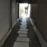 ラ・ランコントル - 暖簾をくぐると、こちらを通りお店へ。期待が高まります。