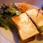 喫茶 居桂詩 - ベーコンとオニオンフライのサンドイッチ