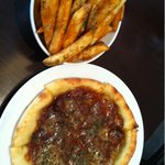 CRAFTBEER KEG NAGOYA - ドラフトビールで煮込んだカレーのピザ&コンソメ味のフライドポテト♫