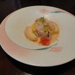 アヴァン プティ・ジョア - 甘えび、ホタテ、はまぐり、桃のマリネ、フルーツトマトのジュレ添え