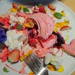 ジョワ・デ・サンス - 汚いが 見せちゃいます    中は空洞  中に生クリームや アイスクリームや カシス？ジャム 
意外に 軽いんです     お花は すべて食べられます って〜食べちゃいました 