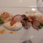 ジョンティ アッシュ - 旬の貝類のサラダとのマリアージュ　ミモレットのチュイルと甲殻類のジュレをアクセントに