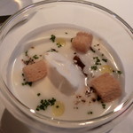 ジョンティ アッシュ - 新島産新玉ねぎのヴルーテ　コンソメジュレと香ばしいクルトンを添えて(上から見たところ)