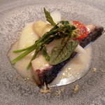 ジョンティ アッシュ - 鹿児島県産黒むつのポワレ　ロワール産ホワイトアスパラガスをあさりのブイヨンと共にエチュベし瀬戸内レモンの香りで