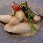 ジョンティ アッシュ - 鹿児島県産黒むつのポワレ　ロワール産ホワイトアスパラガスをあさりのブイヨンと共にエチュベし瀬戸内レモンの香りで(角度を変えて)