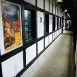 横丁とうふ店 最上川千本だんご - イートインスペースへの廊下で団子作り拝めるよ