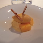 ジョンティ アッシュ - 宮崎県産マンゴーとフロマージュブランのムース　アーモンドのクロッカンとマンゴーとパッションフルーツのソルベ