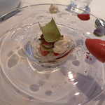 ジョンティ アッシュ - ピスタチオ・苺・リュバーブ・ハイビスカスを春の庭園に見立てて