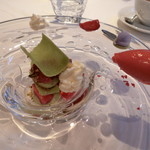 ジョンティ アッシュ - ピスタチオ・苺・リュバーブ・ハイビスカスを春の庭園に見立ててup