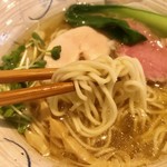 麺は中細のストレート