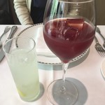 レストラン ヒロミチ - 自家製サングリア（右、1200円）と自家製リモンチェッロのソーダ割り（1200円）。果実味が自然です。