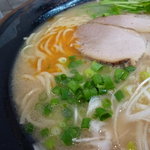 オレンジのがエビ油