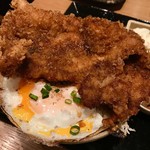 Ku-Fuku - ご飯の上には目玉焼きが敷いてあります