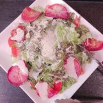 Okinawa Izakaya Paradaisu - お野菜たっぷり！女性に大人気！紅芋チップスの温玉シーザーサラダ