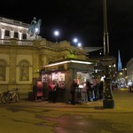 Bitzinger - 夜23時頃のお店/後ろにライトアップされたシュテファン寺院が見えます