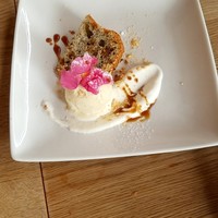 京町家イタリアンろんくす - シフォンケーキとバニラアイス　生クリーム　お花を乗せて