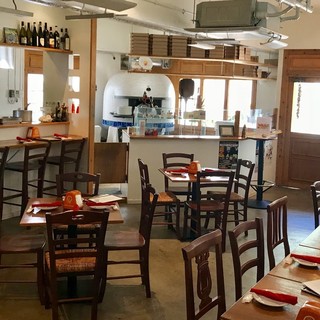 オープンキッチンの店内は、どのお席でもピザ作りを楽しめます。