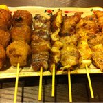 焼とり弁慶 - 真中の串がダルム。コリコリして美味しい