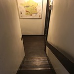  BISTRO 43°N - 階段を右に曲がると扉が見えてきます