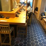 とんかつひなた - 店内はカウンター席14席