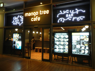 Mango Tsuri Kafe - 夜はライトの装飾でシックに