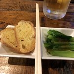 呑気呆亭どんＱ - お通し（うるいのおひたしとガーリックラスク）