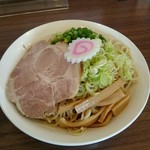 石臼玄麦自家製らーめん 丸竈 - ネギ二種、メンマ、ナルト、レアチャーシュー