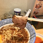 丸八そば店 - 焦がし葱の風味漂う特徴的なスープ。見た目とは異なり優しいアッサリスープ。 油は多く感じます。